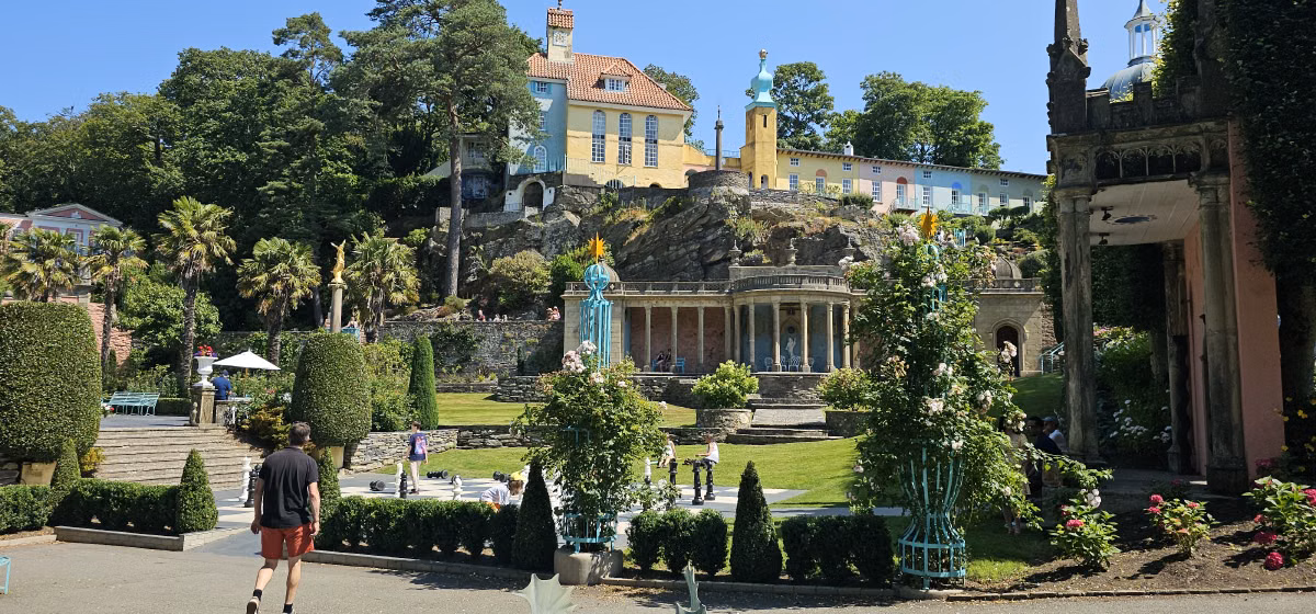 Hillside buildings and colonnade at Portmeirion